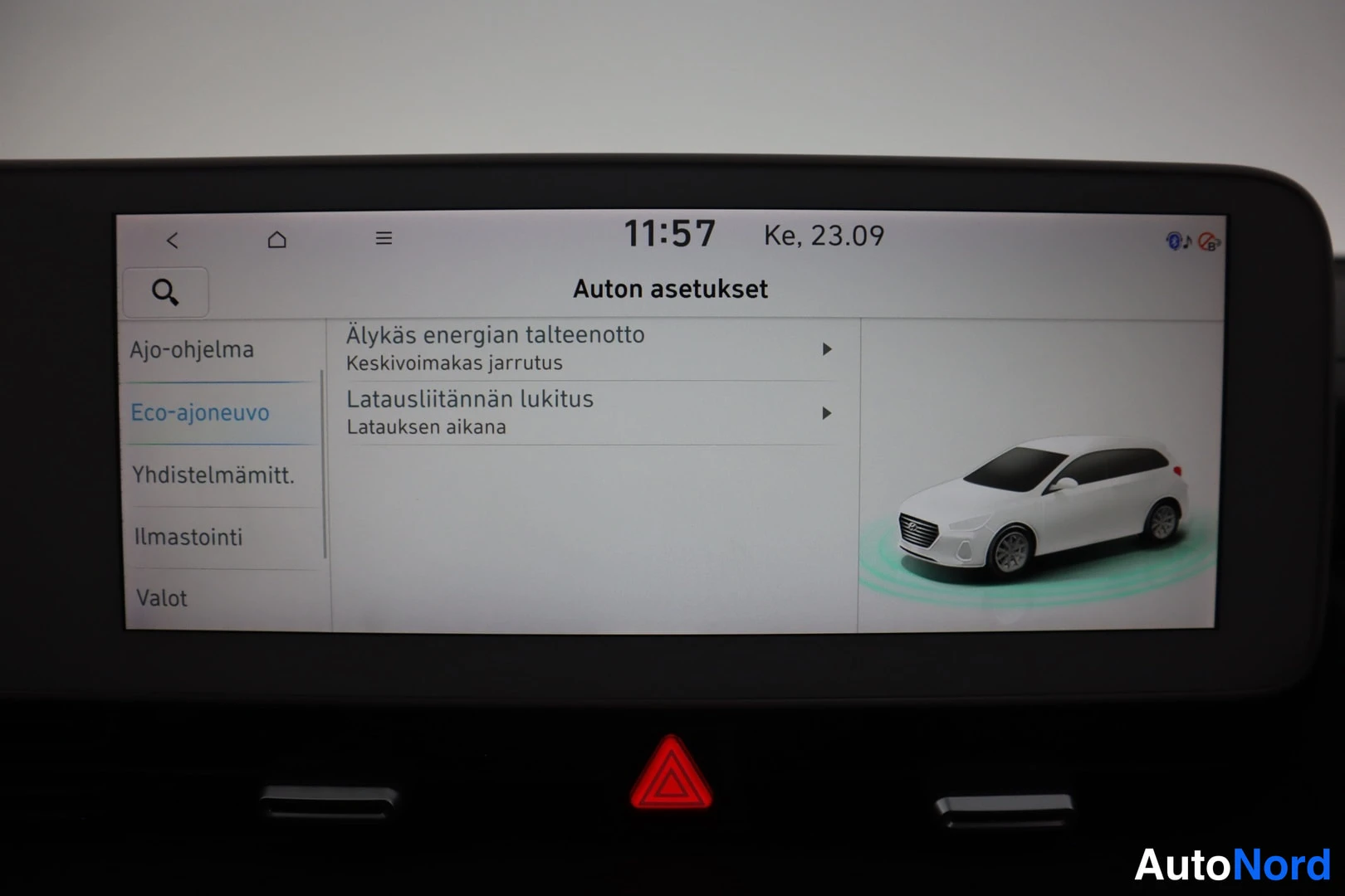 Muu: Infotainment-näyttö, Auton asetukset -valikko, Eco-ajoneuvo-kohdassa: Älykäs energian talleenonotto (Keskivioimakas jarrutus) ja Latausliitännän lukitus (Latauk