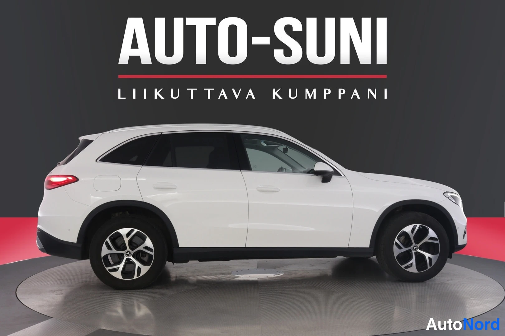 Valkoinen Mercedes-Benz GLC 2024, sivulta, kuva 4