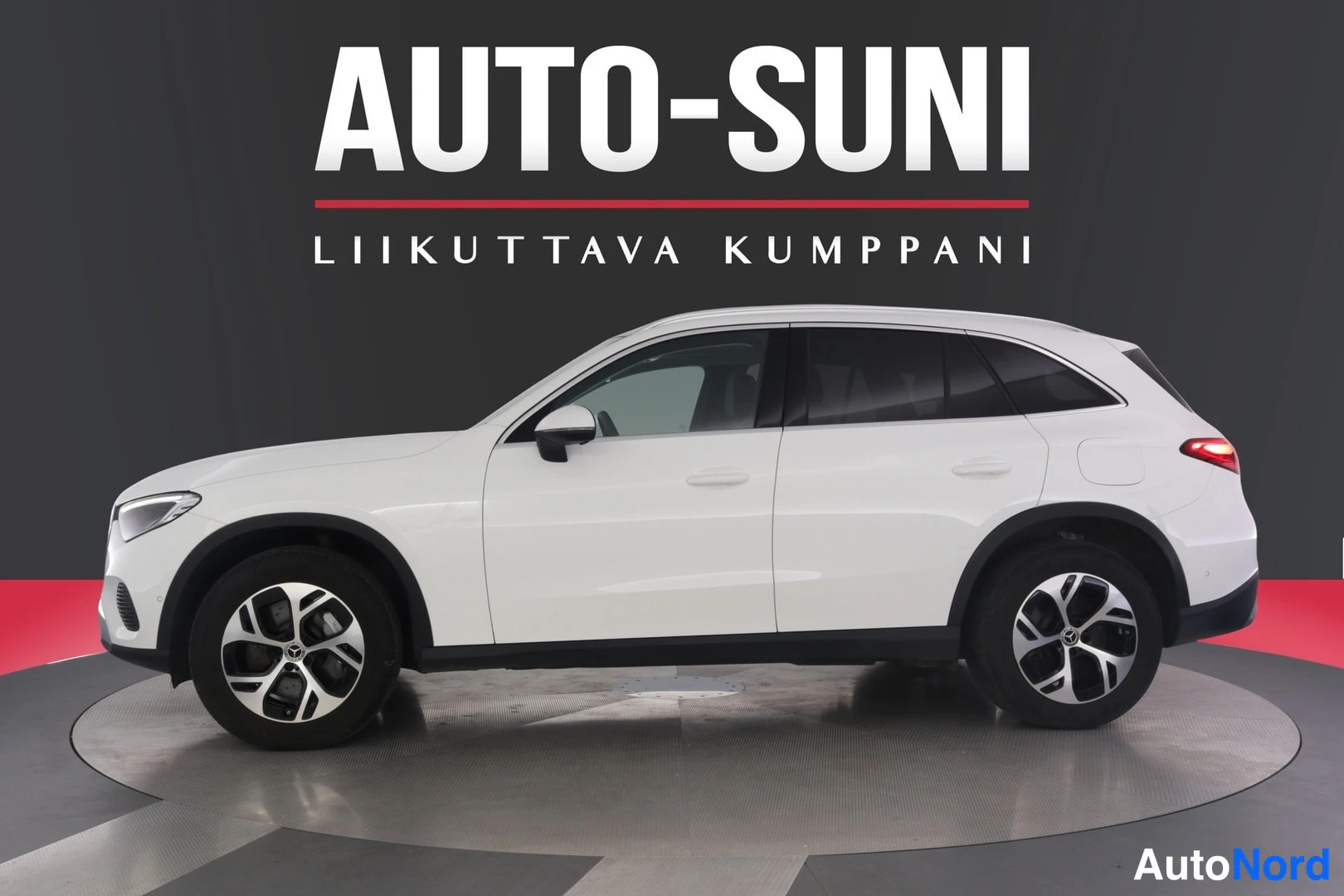 Valkoinen Mercedes-Benz GLC 2024, sivulta, kuva 5