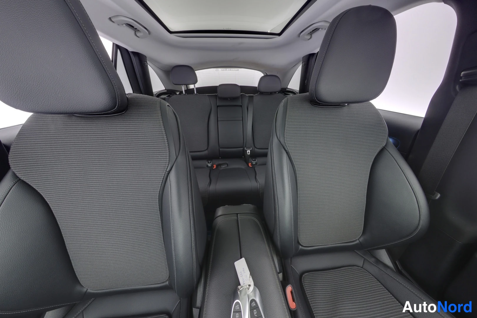 Valkoinen Mercedes-Benz GLC 2024, takaistuimet, kuva 12