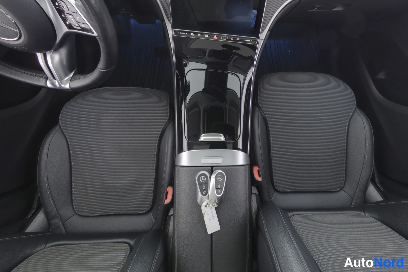 Valkoinen Mercedes-Benz GLC 2024, etuistuimet, kuva 11