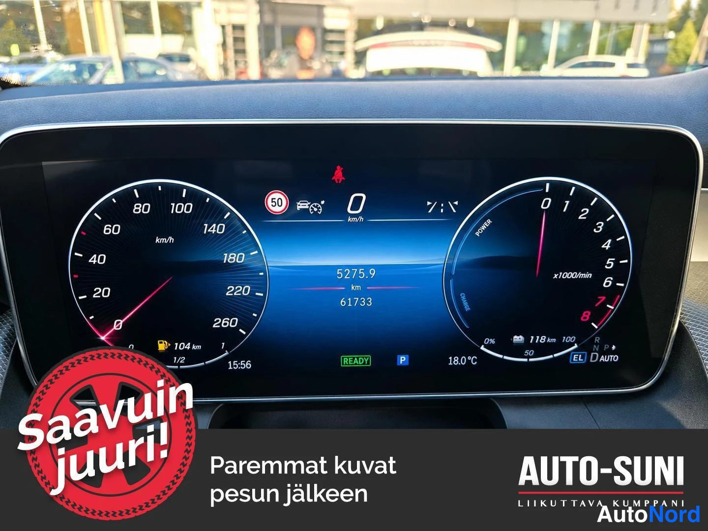 Muu: Auton digitaalinen mittaristo: nopeusmittari ja POWER/CHARGE-mittari, matkamittari 61733 km, 0 km/h ja READY-merkinta.