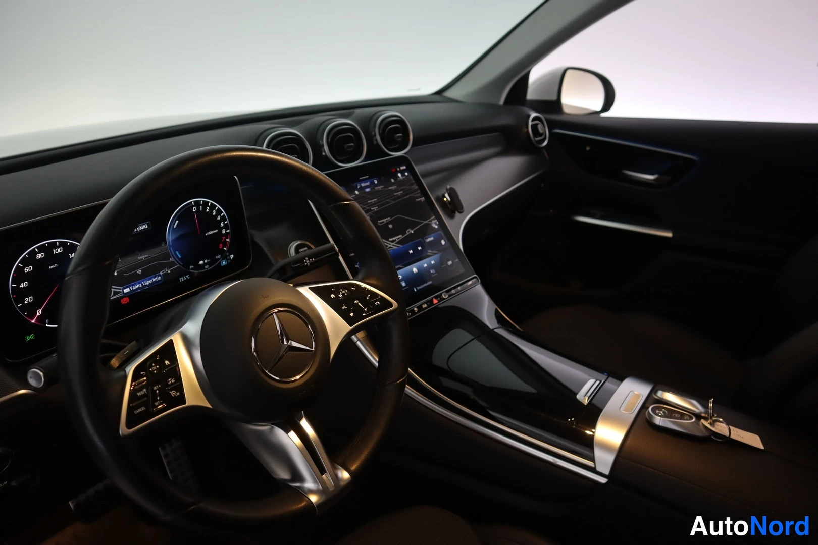 Valkoinen Mercedes-Benz GLC 2024, kuva 29