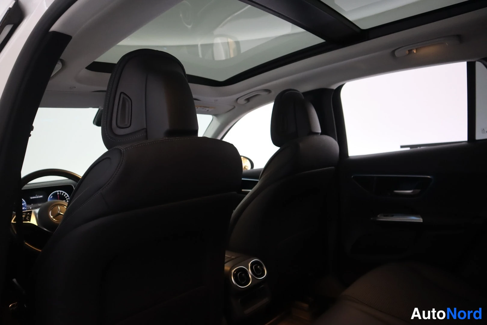 Valkoinen Mercedes-Benz GLC 2024, kuva 30