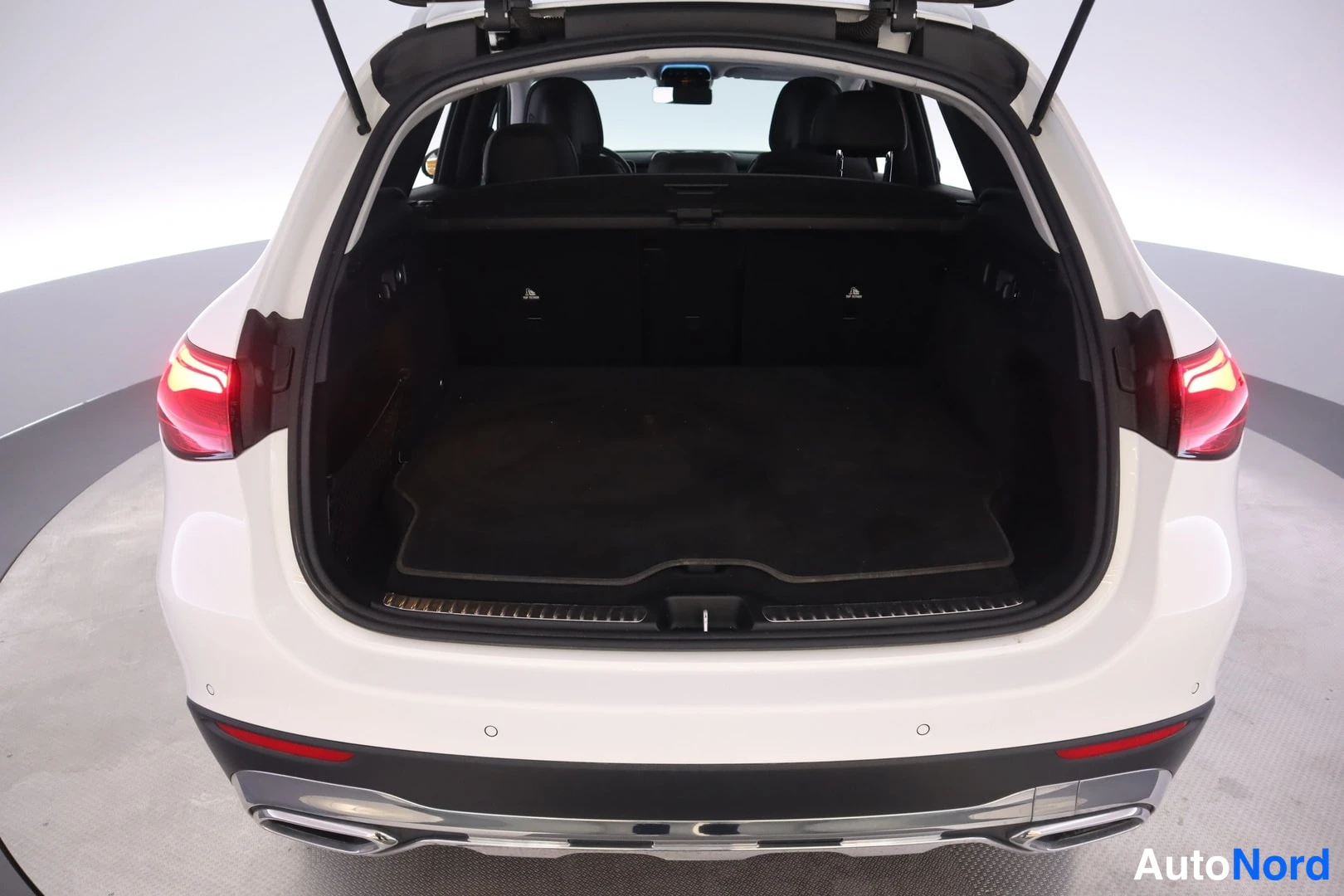 Valkoinen Mercedes-Benz GLC 2024, takaa, kuva 9