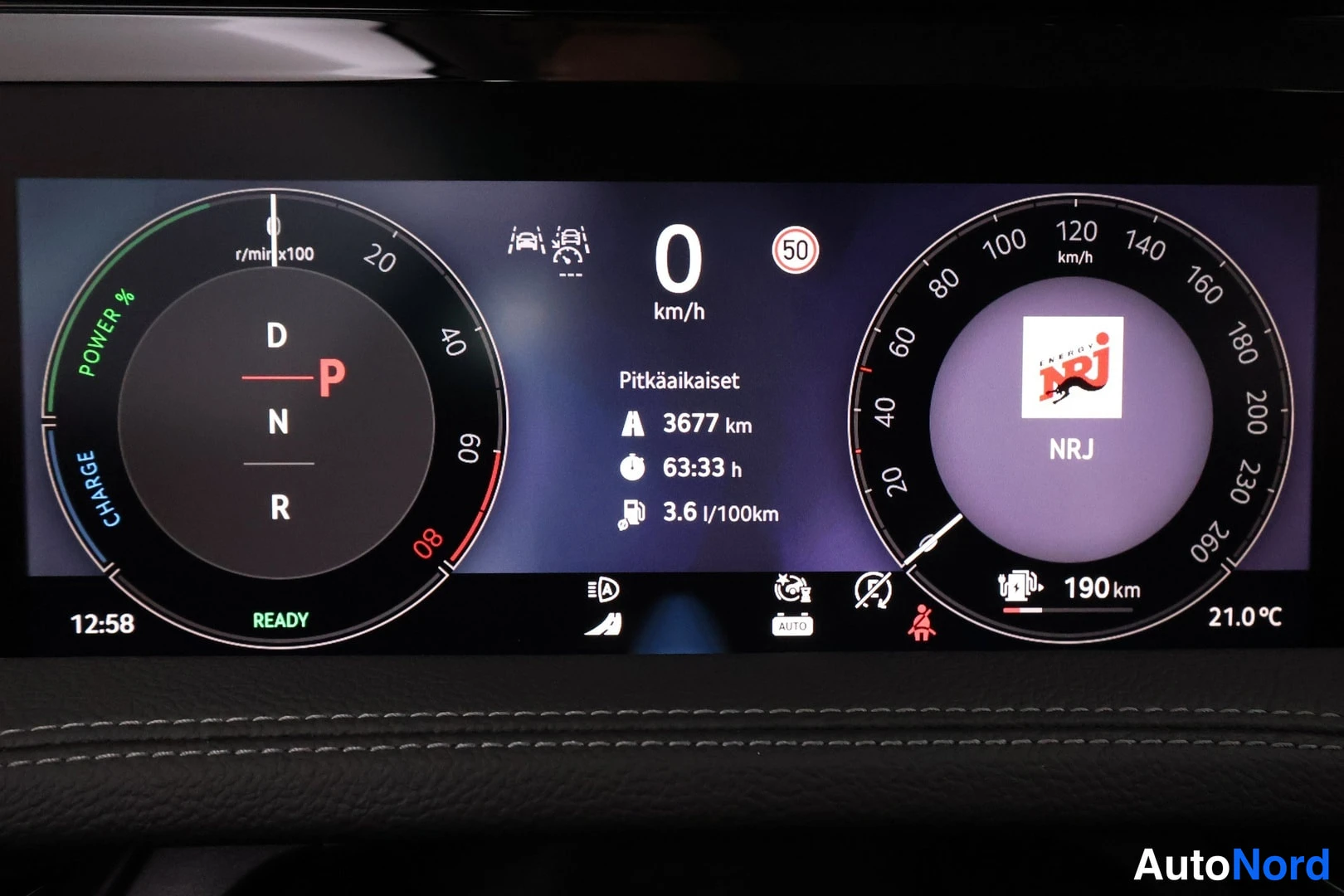 Muu: Kojelaudan näyttö: vaihde P, nopeus 0 km/h, pitkäaikaiset 3677 km, ulkolämpötila 21,0 °C ja POWER/CHARGE-mittarit.