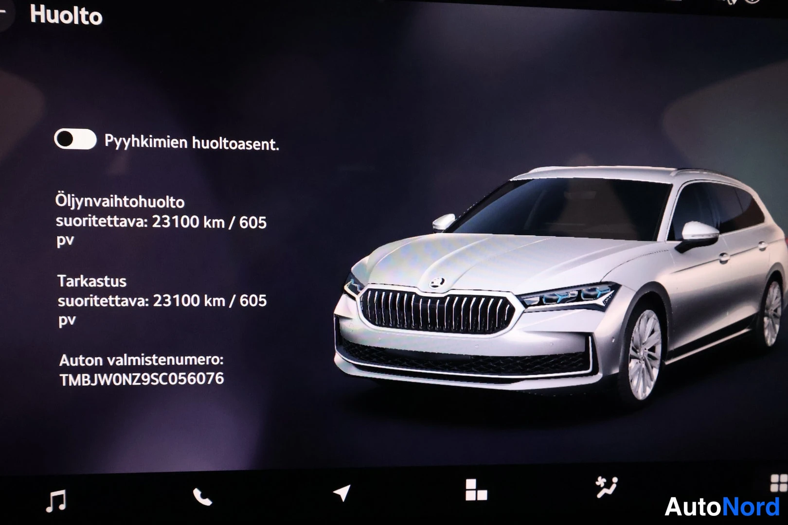 Muu: Auton infotainment-näytön Huolto-ruutu, jossa huoltotiedot ja auton valmistenumero.