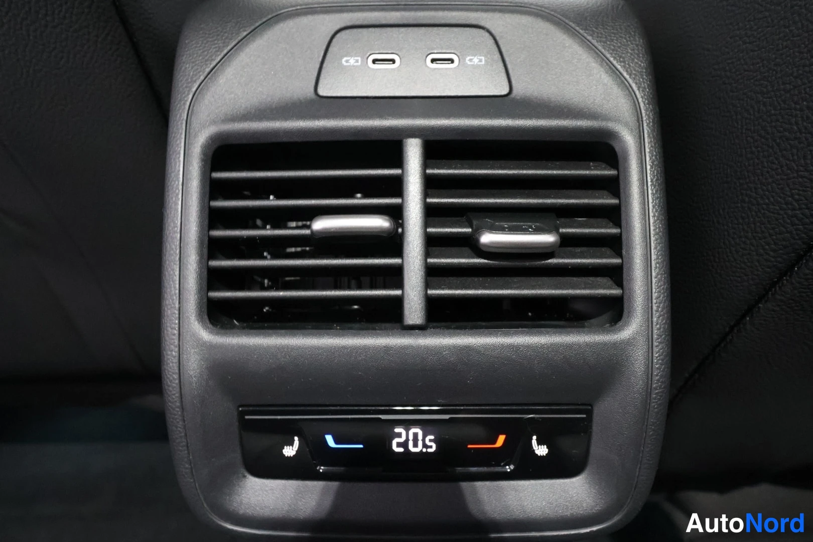Muu: Takaistuimen rivin ilmastointiautomaatti ja ilmanvaihtoaukko lähikuvassa: lämpötila 20,5 °C, kaksi USB-C-latausporttia ja istuimenlämmityksen merkkivalot