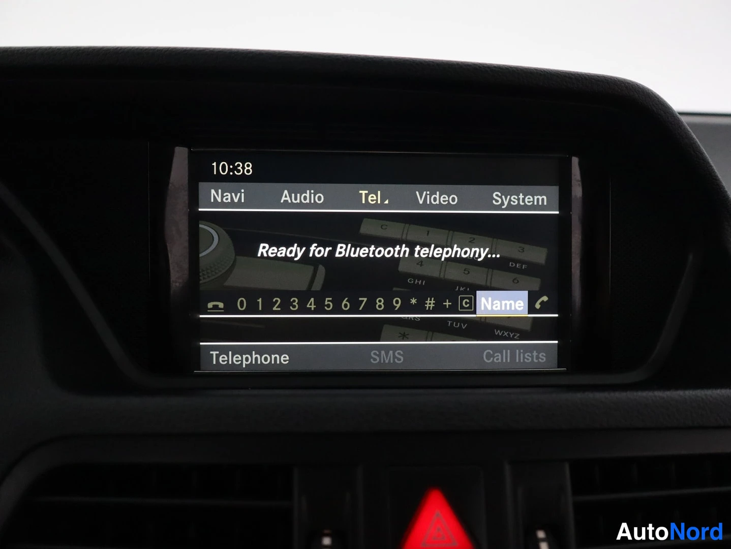 Muu: Mercedes-Benzin kojelaudan näyttö Tel-valikossa tekstillä Ready for Bluetooth telephony… ja numeronäppäimistö.