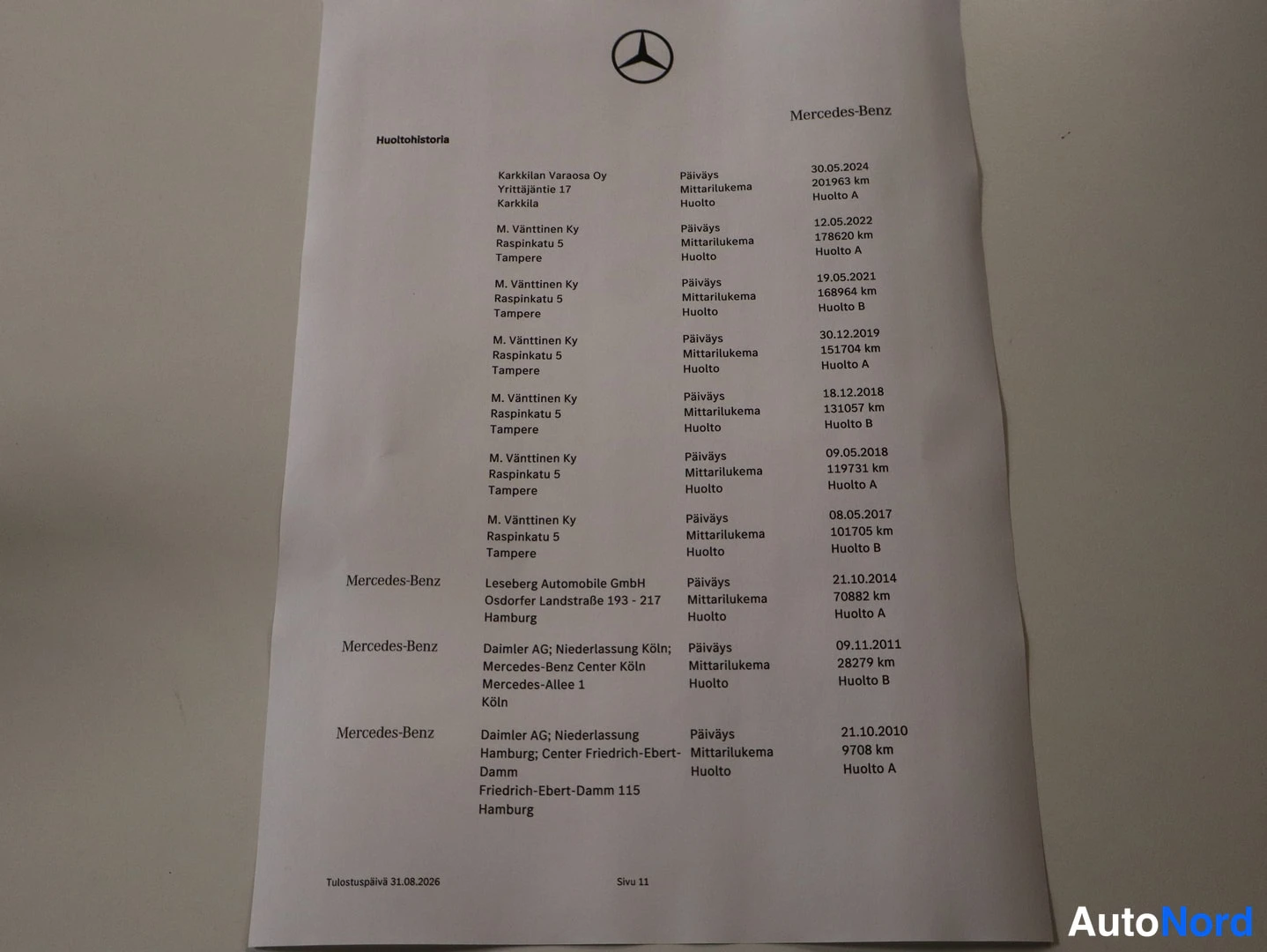 Asiakirja: Mercedes-Benzin huoltohistorialuettelo, jossa huoltotapahtumat vuosilta 2010–2024 mittarilukemineen.