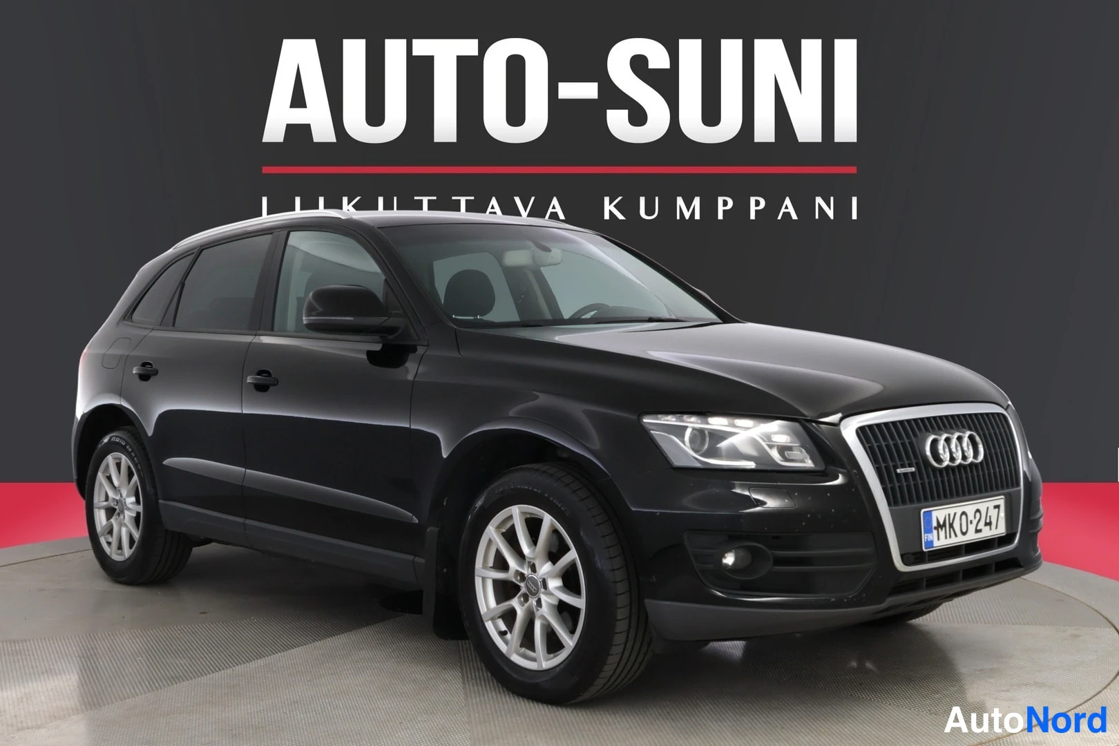 Etuviisto, nokka oikealle: Mustan Audi Q5:n etukulmanäyttö rekisterikilpi MK0-247