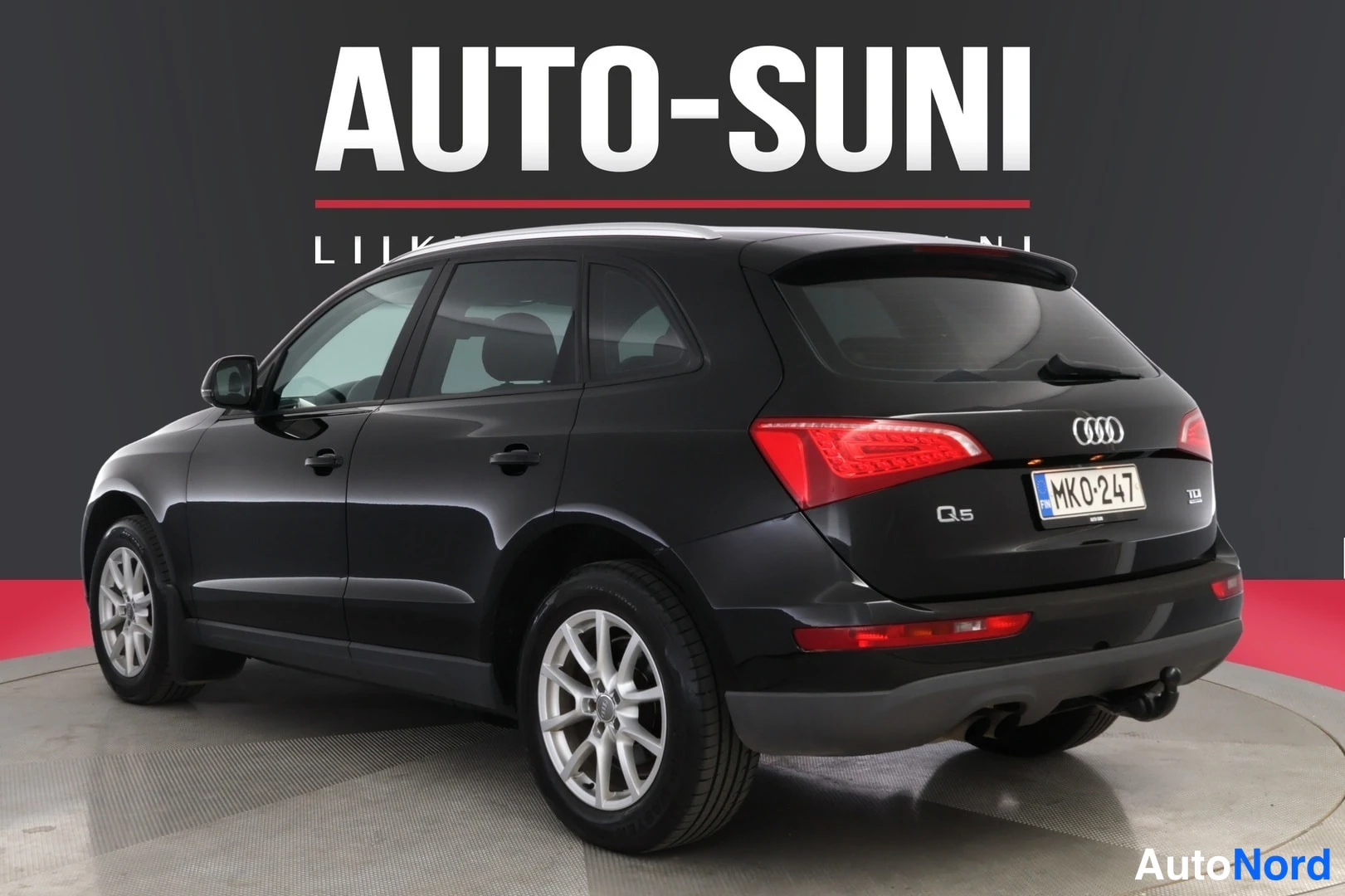 Takaviisto: Mustan Audi Q5:n takakulma toisesta suunnasta, rekisterikilpi, sivuprofiili näkyvissä.