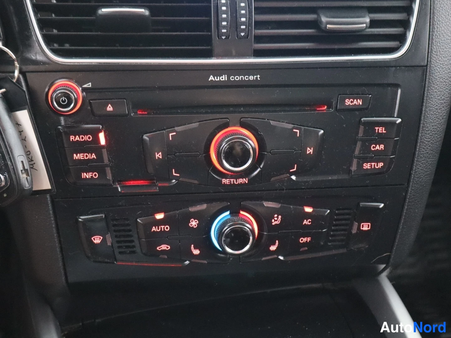 Muu: Keskiakselisto, jossa 'Audi concert' -radiosoitin CD-asemalla ja nappuloilla RADIO, MEDIA, INFO, TEL, CAR, SETUP sekä alla automaattisen ilmastoinnin säätimet A