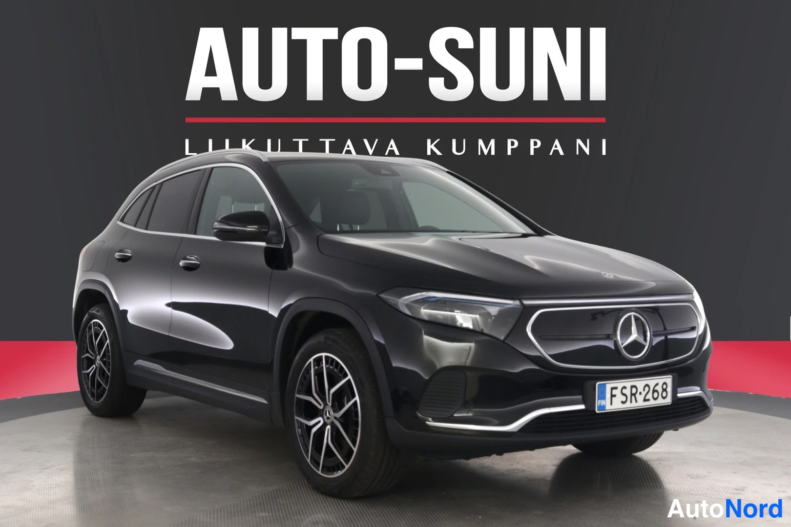 Etuviisto, nokka oikealle: Musta Mercedes-Benz EQA kuvattu kolmessa neljäsosasta keulasta oikealle, rekisteritunnus.