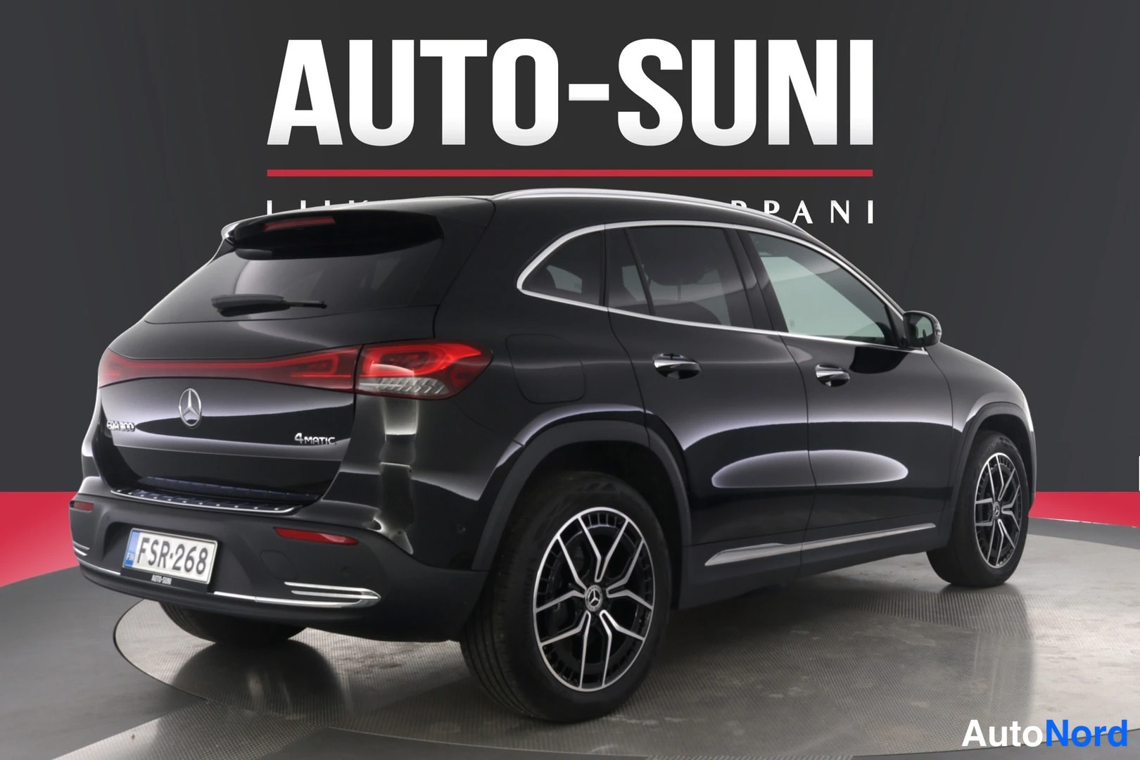 Takaviisto: Musta Mercedes-Benz EQA takaa vasemmasta kolmanneksesta, rekisteritunnus.