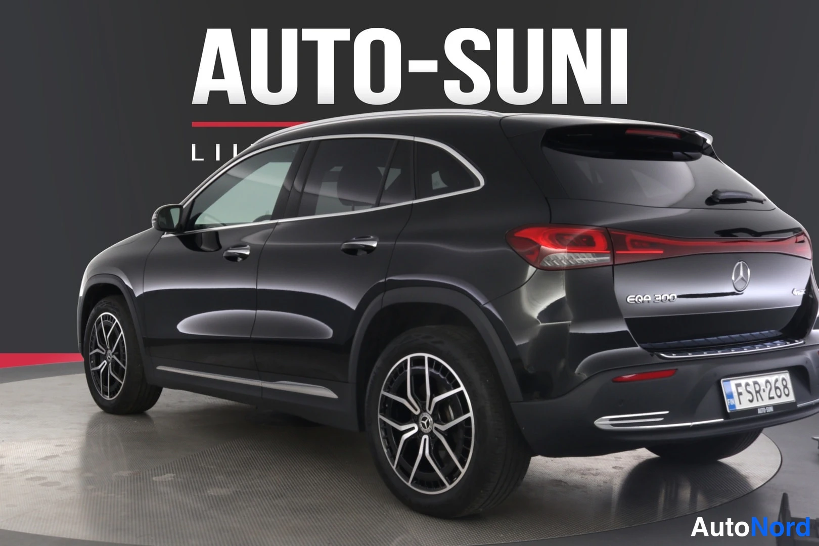 Takaviisto: Musta Mercedes-Benz EQA takaa oikeasta kolmanneksesta, rekisteritunnus, tavaratilan merkintä EQB 300.