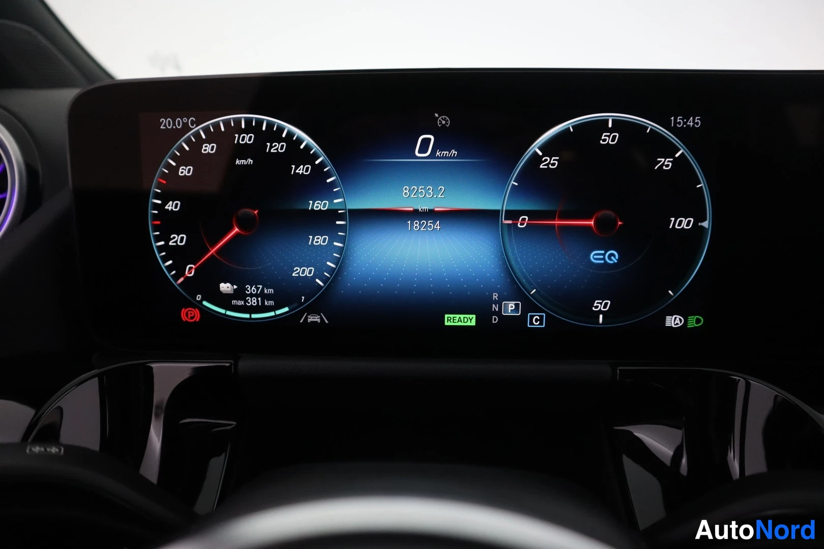 Edestä: Mercedes-Benz EQ-kojelauta: kilometrimittari 8253.2 km, kokonaislukema 18254, vaihde P, READY-merkintä ja toimintamatka 367 km (max 381 km).
