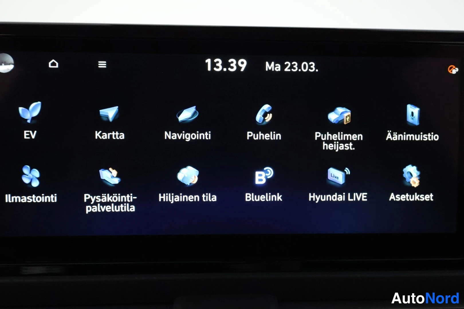 Yksityiskohta: Infotainment-näytön valikko EV-, Kartta-, Navigointi-, Puhelin- ja Ilmastointi-toiminnoille.