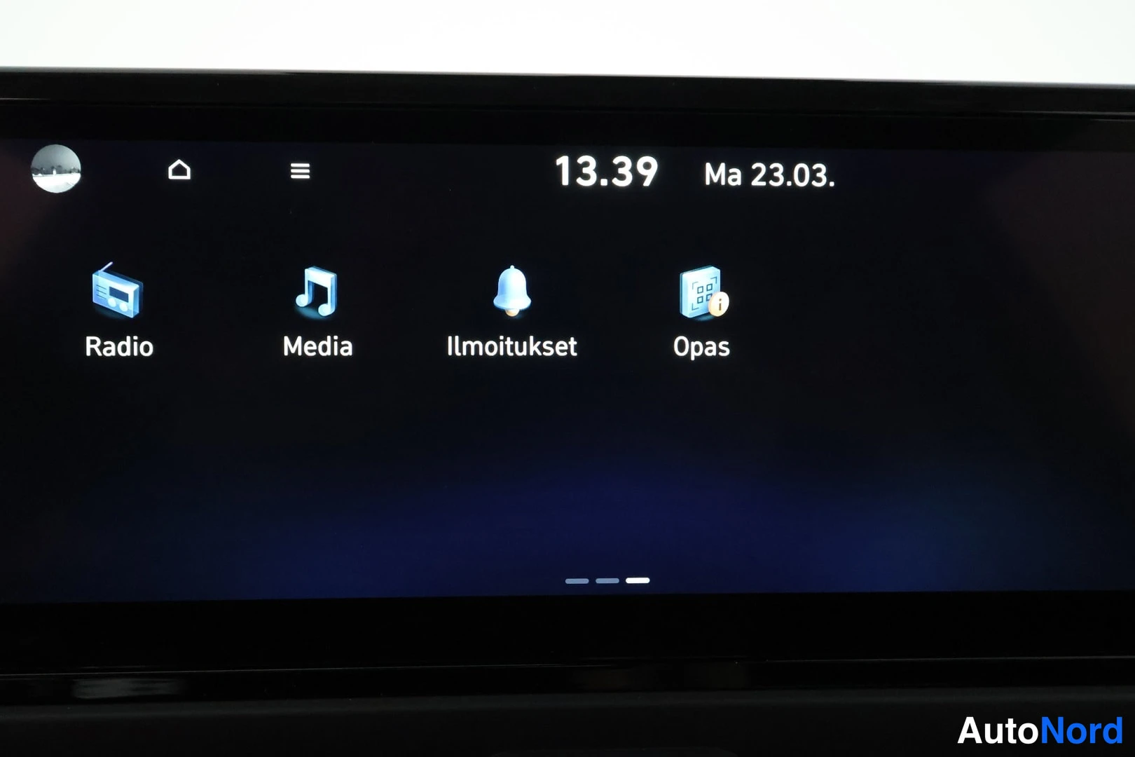 Yksityiskohta: Infotainment-näytön valikko Radio-, Media-, Ilmoitukset- ja Opas-toiminnoille.