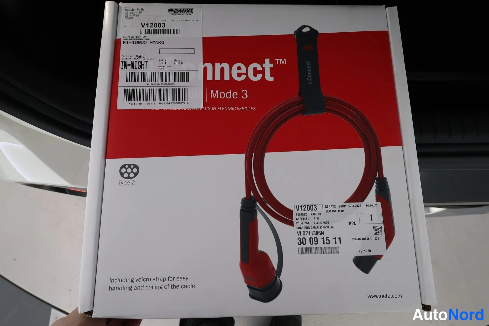 Yksityiskohta: DEFA eConnect Mode 3 -latauskaapelin Type 2 -pakkaukset ja toimitustarrat lähikuvassa.