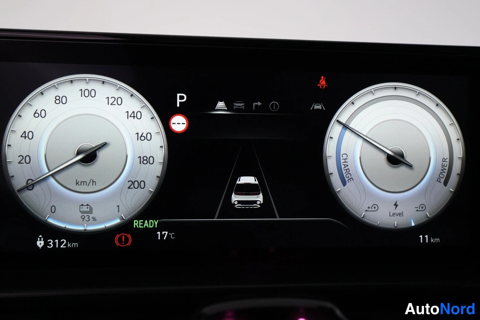 Muu: Digitaalinen mittaristö: nopeusmittari 0–200 km/h vasemmalla, CHARGE/POWER-mittari oikealla, keskellä P-vaihemaara ja auto, alhaalla valmiusilmaisin READY, ulko
