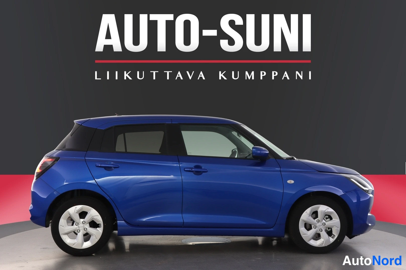 Sivulta: Sininen Suzuki Swift -henkilöauto sivulta kuvattuna.