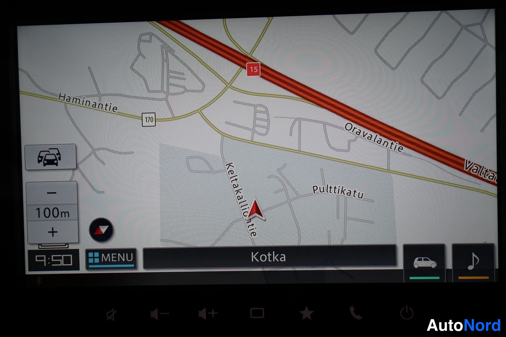 Muu: Auton navigointinäyttö, kartta Kotka, kadut Haminantie, Oravalantie ja Keltakalliontie näkyvissä.