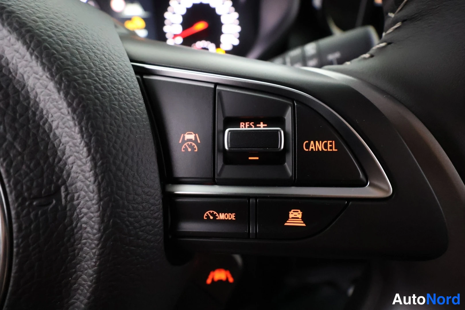 Muu: Suzuki Swift, kuva 2: Ohjauspyörän vakionopeudensäädön näppäimet RES+, CANCEL, MODE ja kaista-assistenttisymbolit.