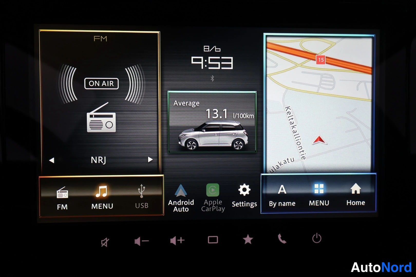 Yksityiskohta: Infotainment-näyttö: radio FM, navigointikartta, Android Auto ja Apple CarPlay, keskiarvo 13,1 l/100km.