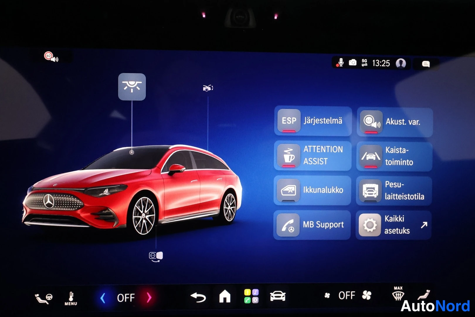 Yksityiskohta: Auton infotainment-näytön asetusnäkymä punainen farmarimallia esittävällä grafiikalla; valittavissa mm. ESP Järjestelmä, Akust. var., ATTENTION ASSIST, Kaista-t