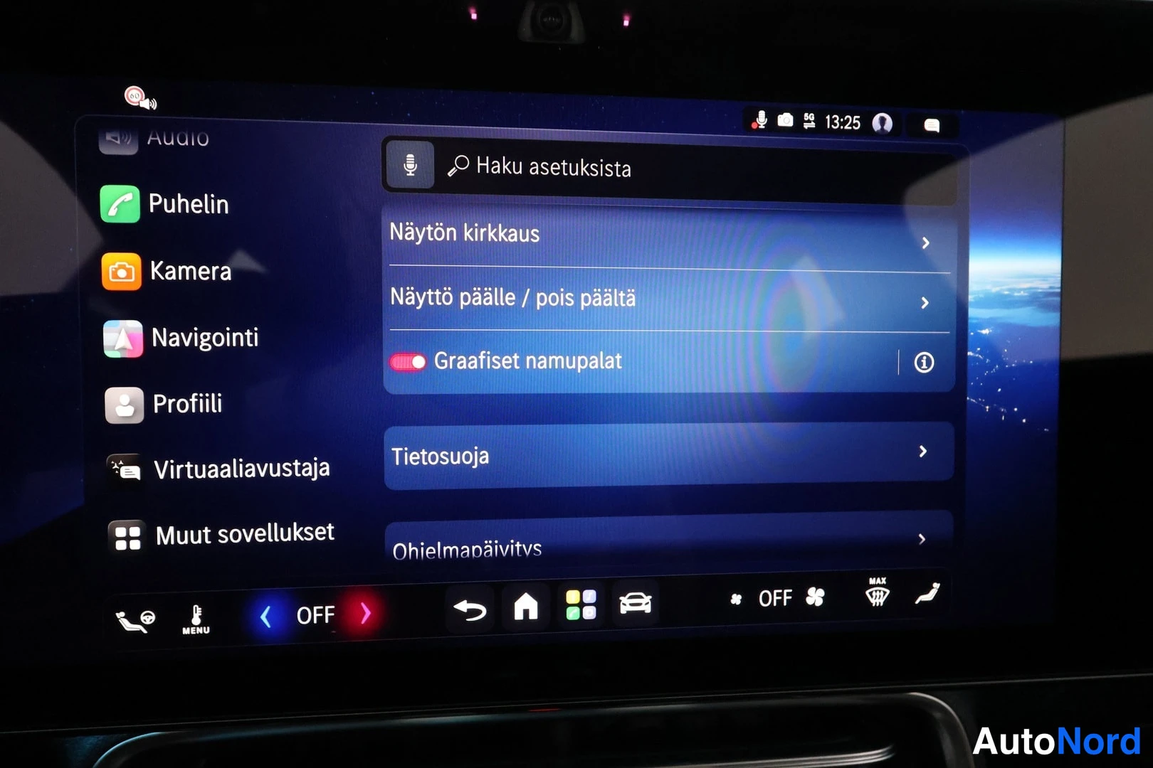 Yksityiskohta: Auton infotainment-näytön asetusnäkymä, jossa vasemman reunan valikossa Audio, Puhelin, Kamera, Navigointi, Profiili, Virtuaaliavustaja ja Muut sovellukset sekä