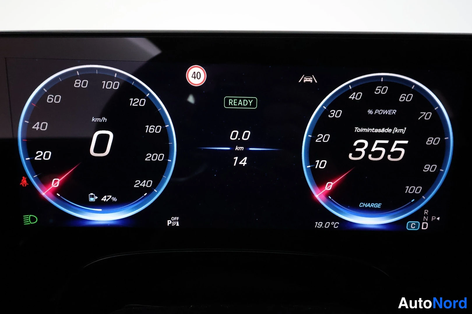 Muu: Digitaalinen mittaristo näyttää 0 km/h nopeuden, 355 km toimintasäteen ja 47 % lataustason.