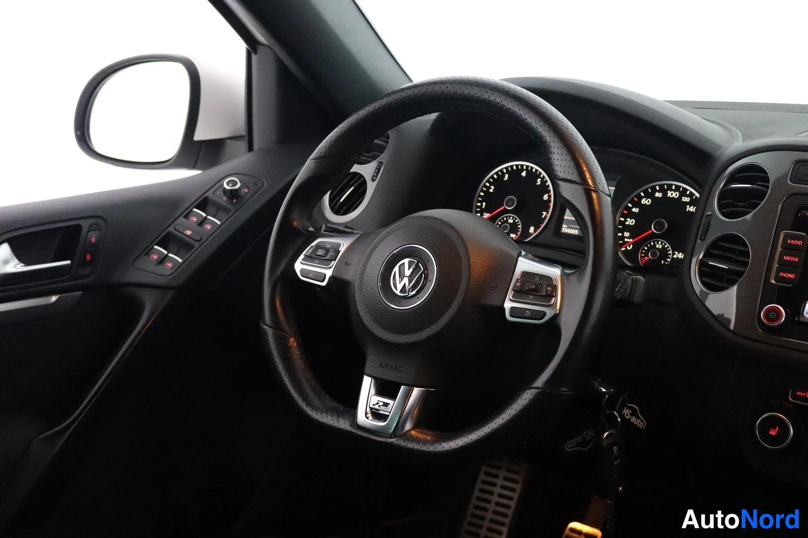 Etuviisto, nokka oikealle: Volkswagenin R-moniområtöohjatusilta ja mittaristolta; säädinnapit RADIO, MEDIA ja PHONE ovipaneelissa