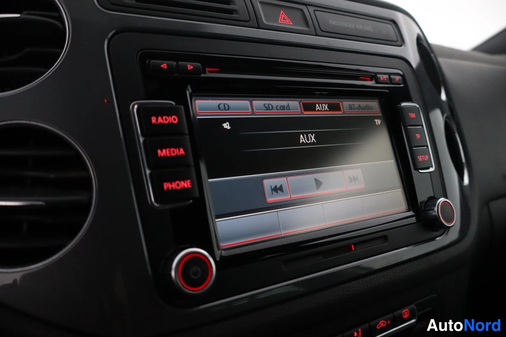 Muu: Infotainment-yksikön näyttö AUX-lähteessä, valinnat CD, SD card, AUX ja BT-Audio.