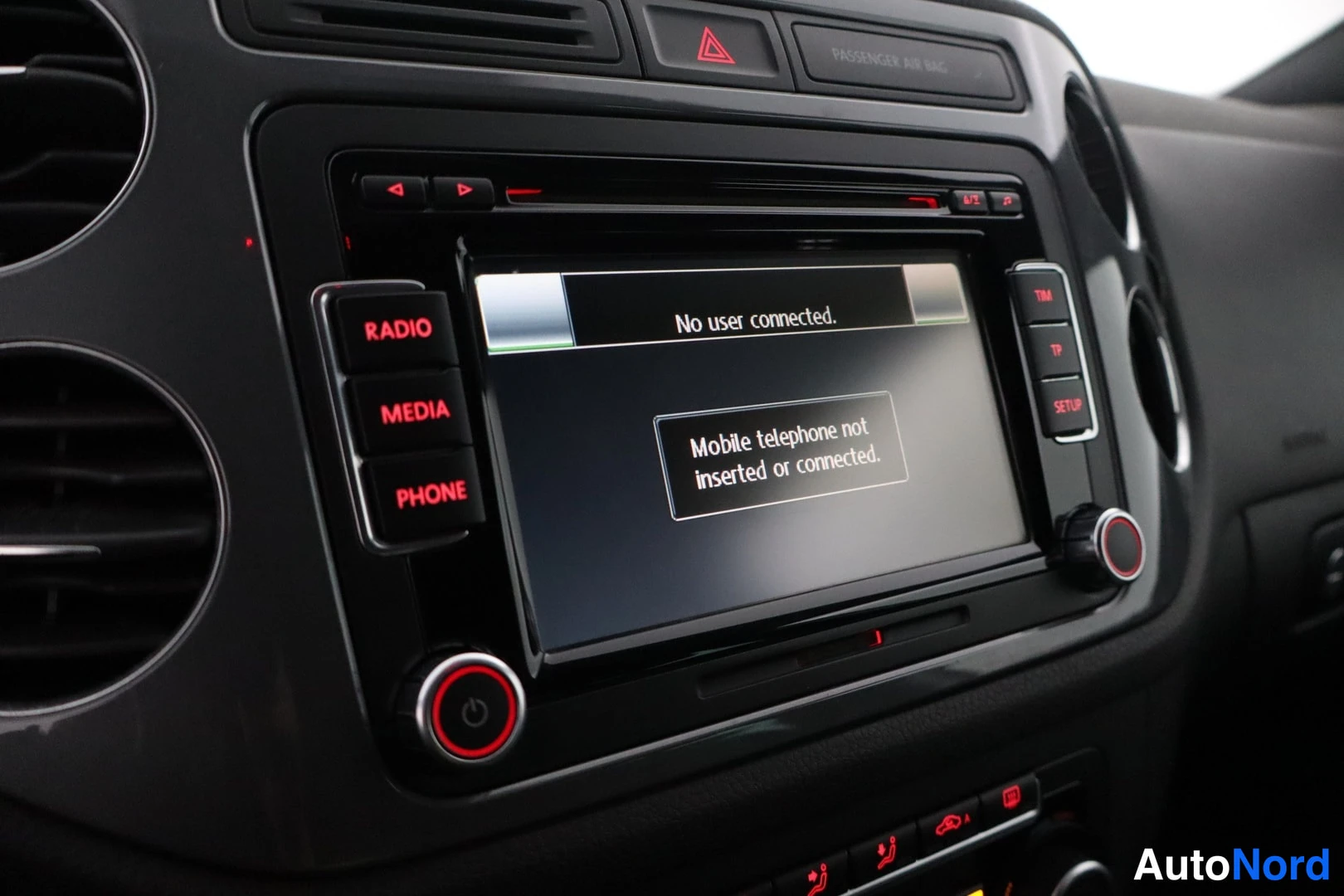 Muu: Infotainment-yksikön näyttö ilmoittaa 'No user connected.' ja 'Mobile telephone not inserted or connected.'.