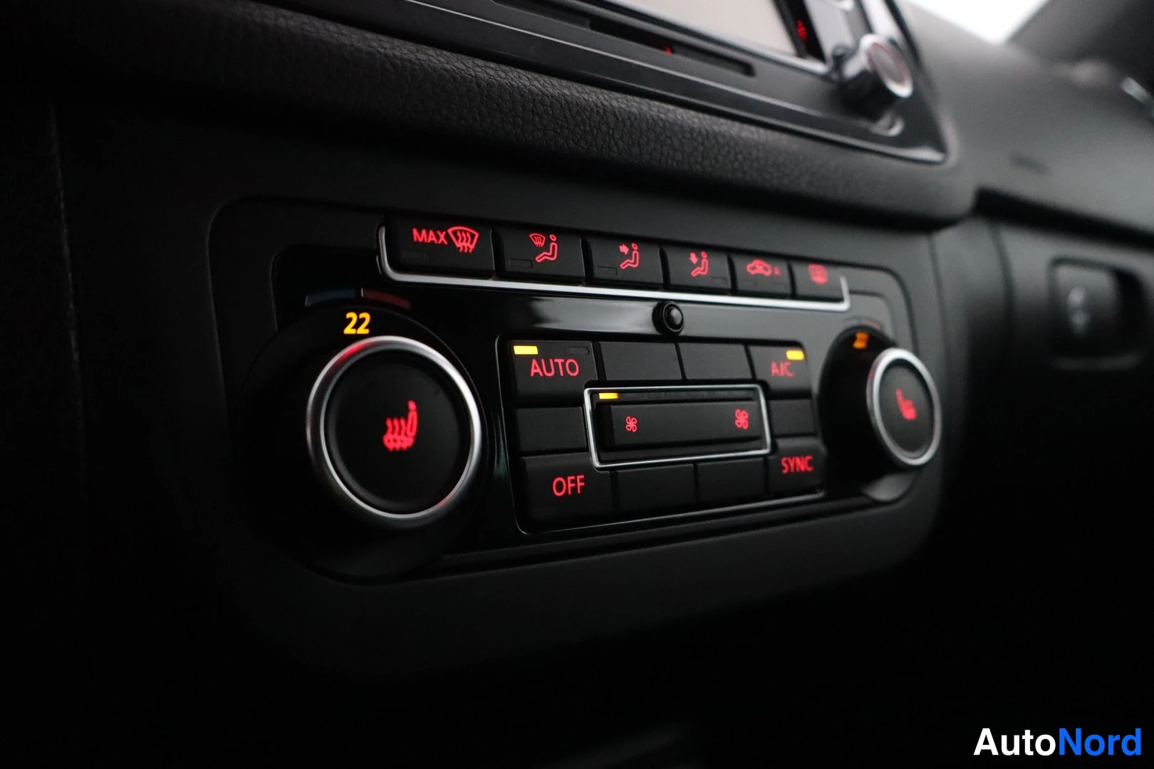 Muu: Automaattinen kaksivyöhykeilmastointi: näkyvät AUTO, OFF, SYNC, A/C ja istuimenlämmityspainikkeet, lämpötila 22.