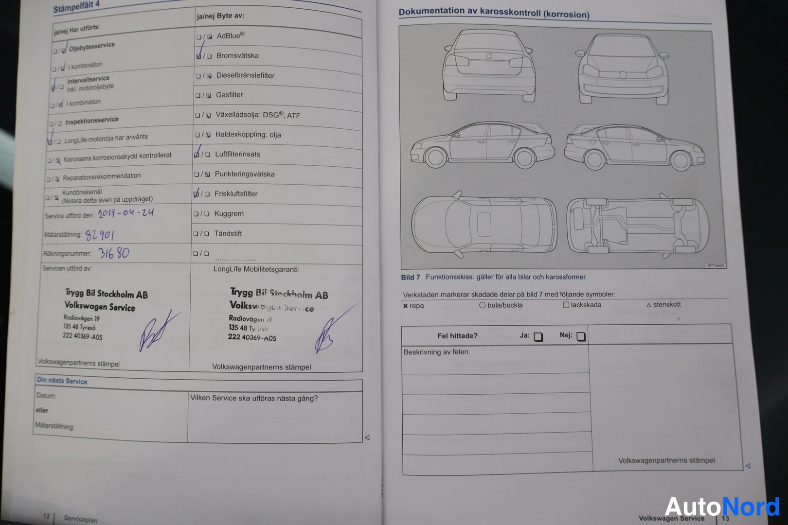 Muu: Avattu Volkswagen-huoltokirja: huoltolehti sivu 12–13, leimattu merkinnät palveluista, matkamittarilukema 82901, huoltoliike Trygg Bil Stockholm AB ja korroosio