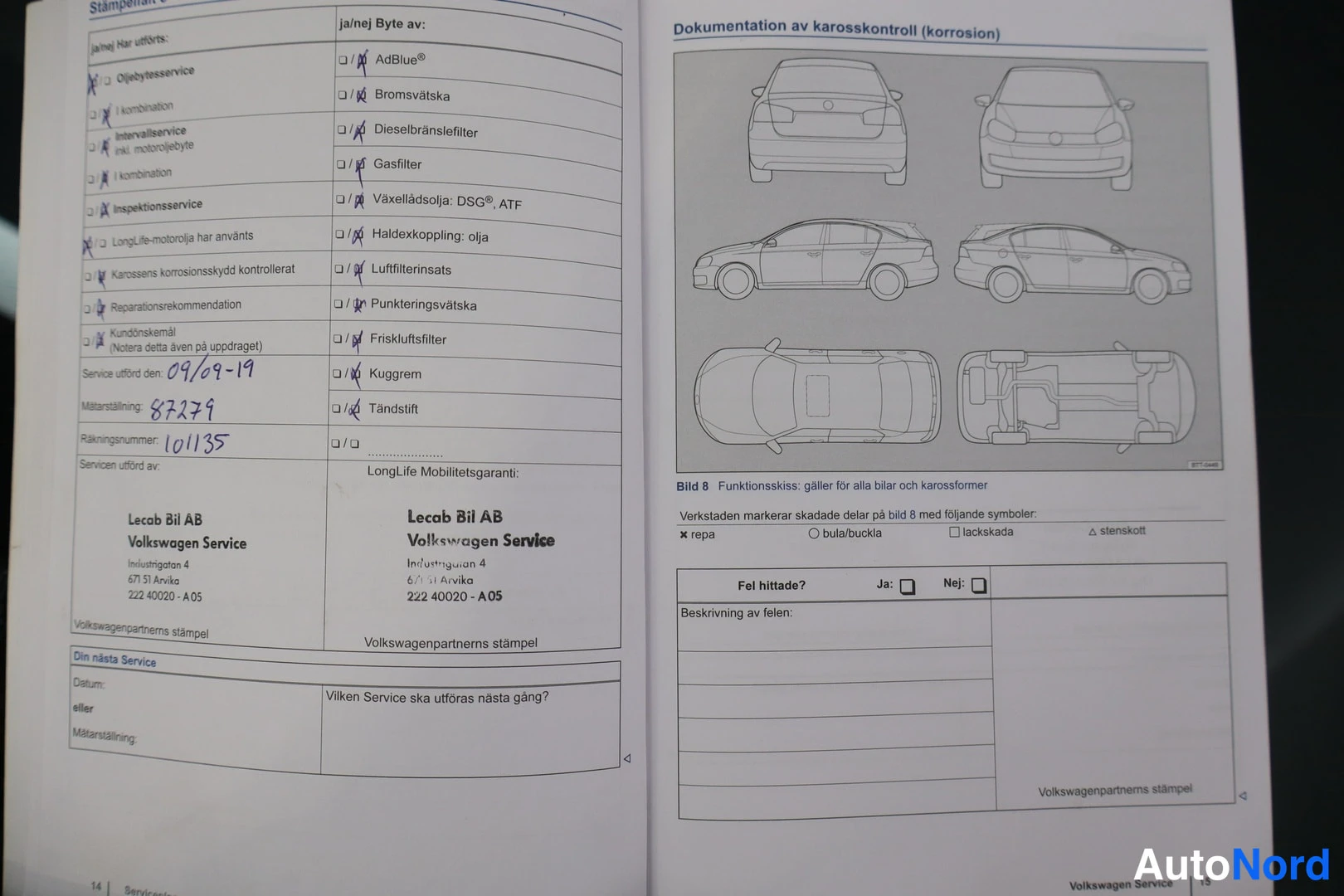 Muu: Avattu Volkswagen-huoltokirja: leimattu huoltosivu, matkamittarilukema 87279, huolto tehty 04/09-19, huoltoliike Lecab Bil AB Volkswagen Service, oikealla korro