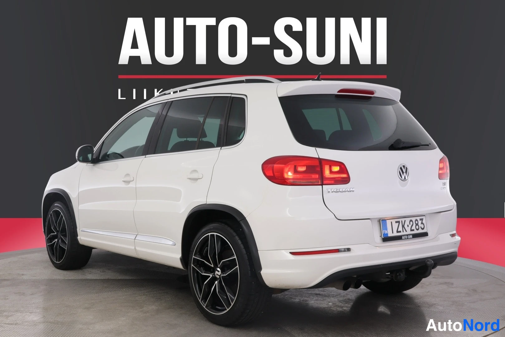 Takaviisto: Valkoinen Volkswagen Tiguan takaa oikealta, rekisteritunnus ja Tiguan-tunus takaluukussa.