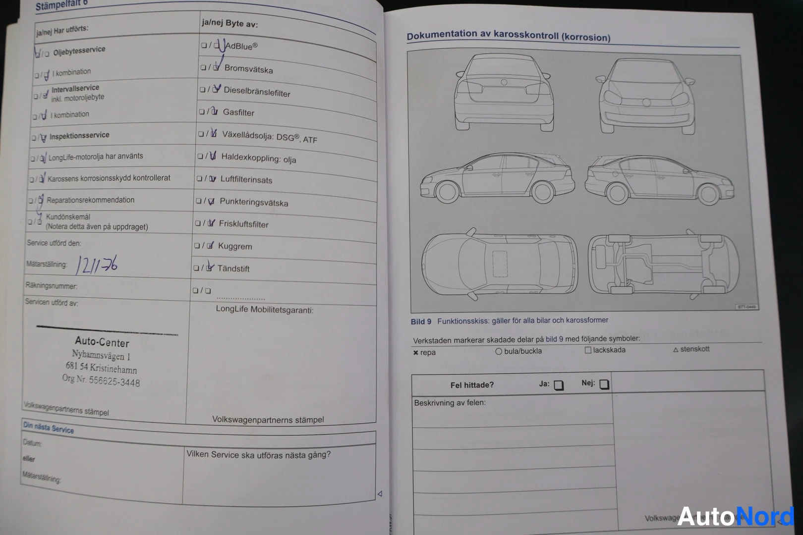 Muu: Avattu Volkswagen-huoltokirja: huoltosivu 16, matkamittarilukema 121176 käsin merkittynä, huoltoliike Auto-Center Nyhamnsvägen 1 Kristinehamn, oikealla korroosi