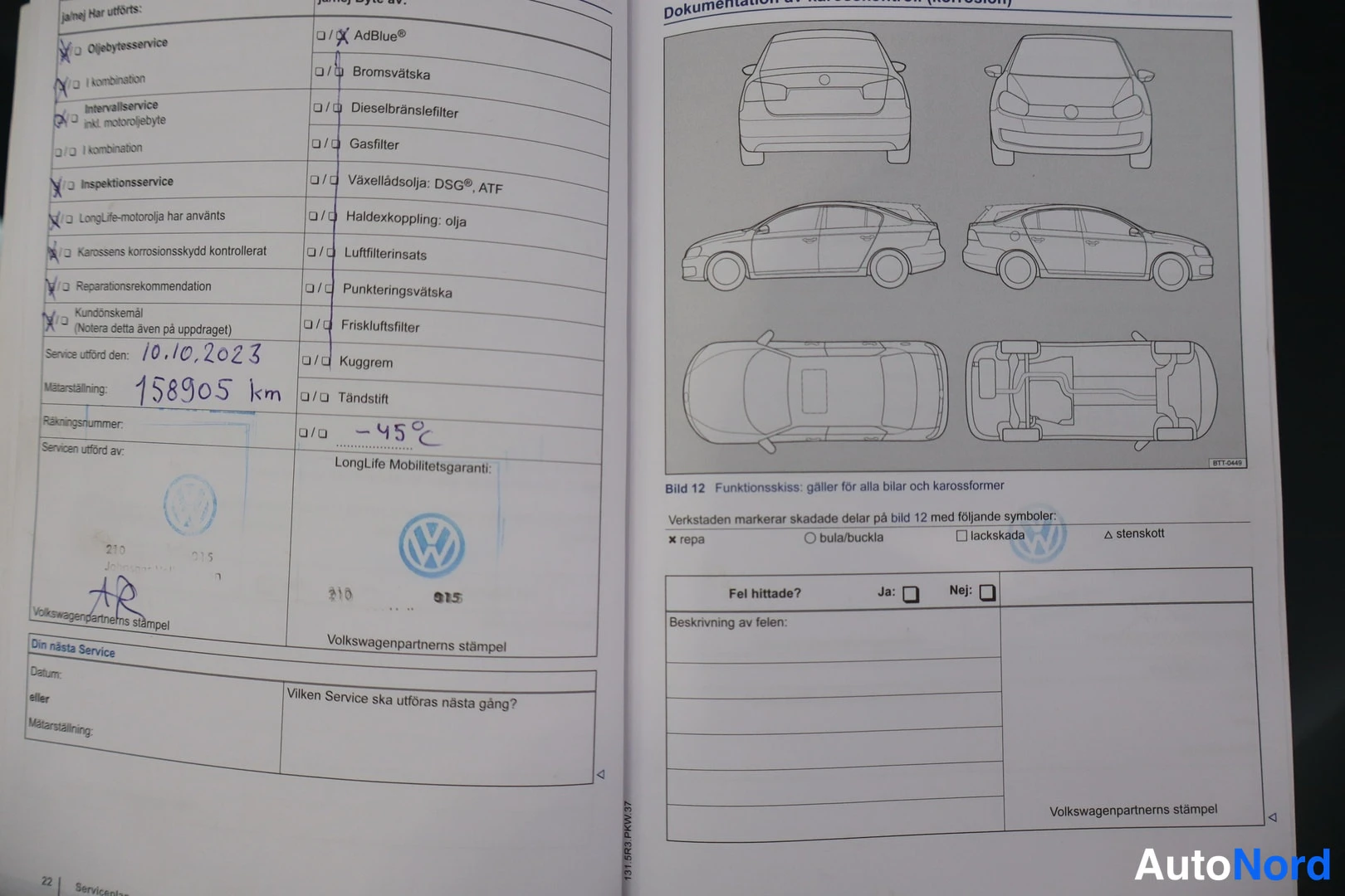 Muu: Huoltokirjan sivu, jossa huolto merkitty 10.10.2023 ja matkamittariin 158905 km, leimattu VW-tunnuksilla.