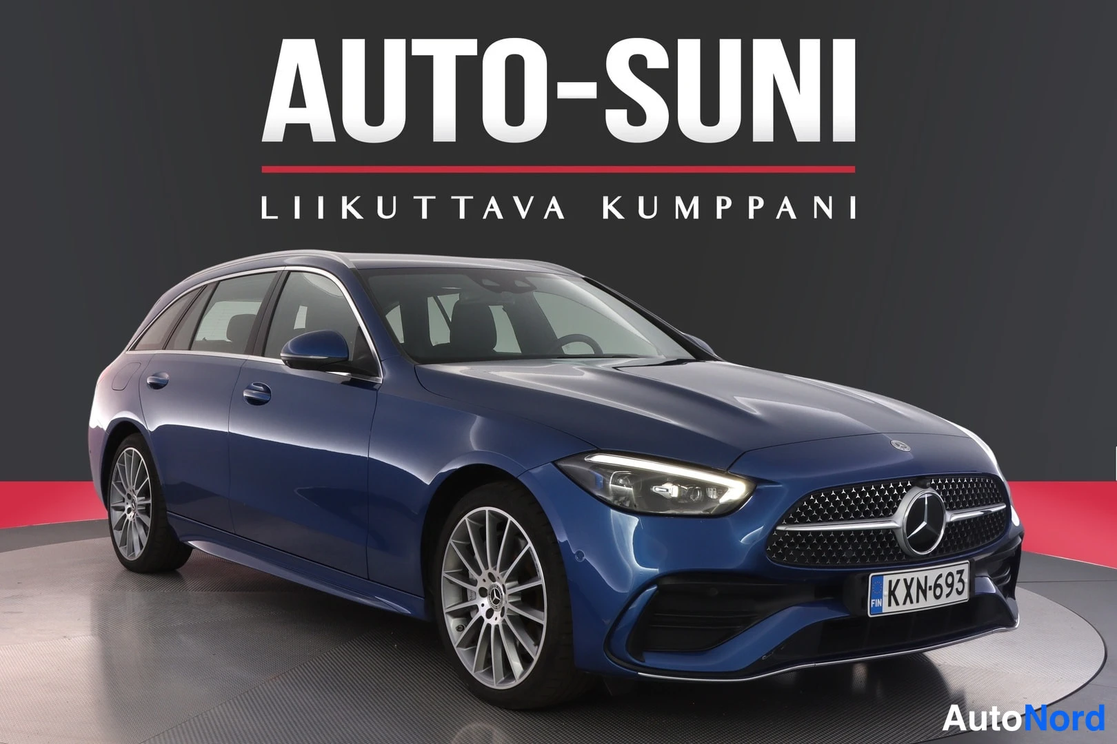 Etuviisto, nokka oikealle: Sininen Mercedes-Benz C -farmari etukulmasta, rekisteritunnus.