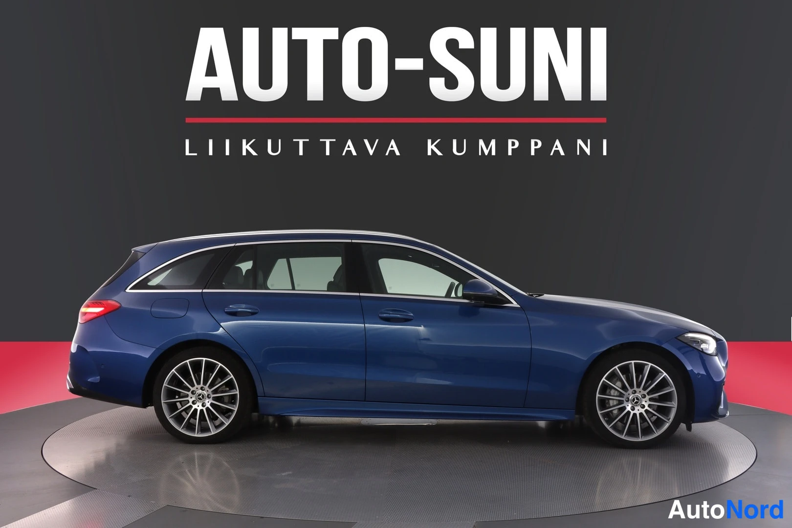 Sivulta: Tummansininen Mercedes-Benz C -farmari sivulta oikealta katsottuna, rekisteritunnus.
