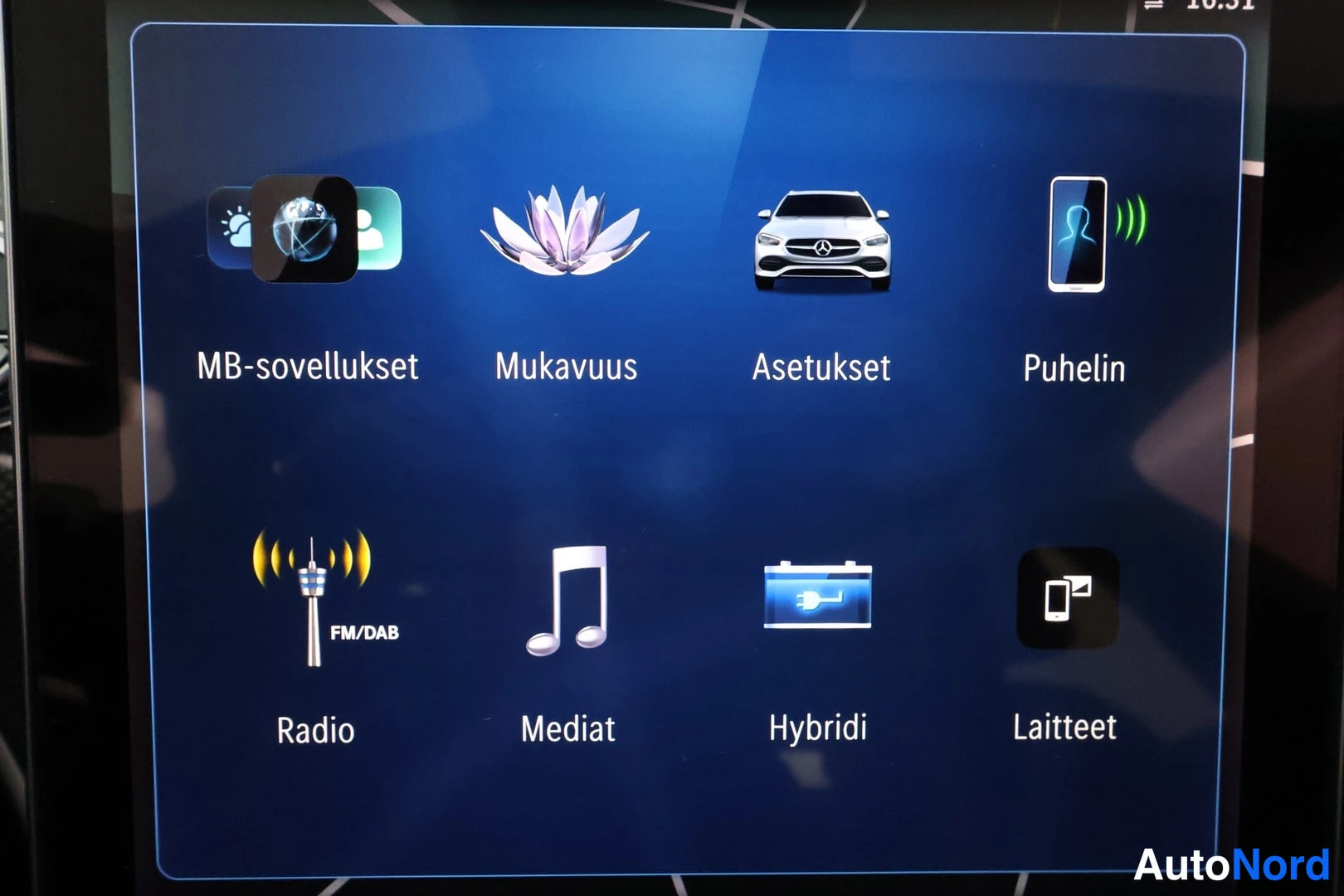 Muu: Medianäytön valikko sinisellä taustalla; ruudulla kuvakkeet MB-sovellukset, Mukavuus, Asetukset, Puhelin, Radio, Mediat, Hybridi ja Laitteet.