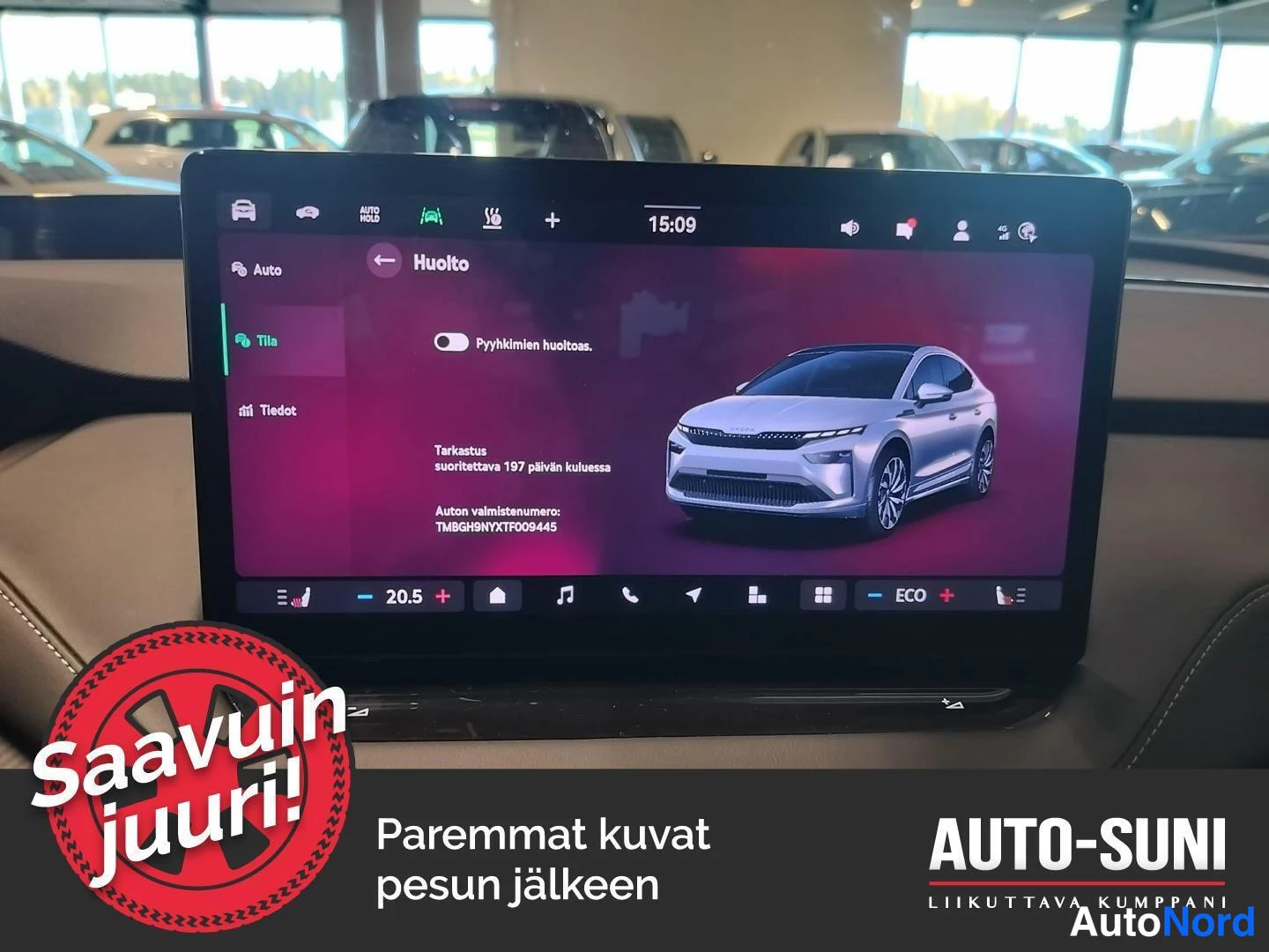 Muu: Kojelaudan infotainment-näyttö Huolto-valikossa, jossa texta pyyhkimlen huoltoaas ja auton valmistenumero TMBGH9NYXTF009445.