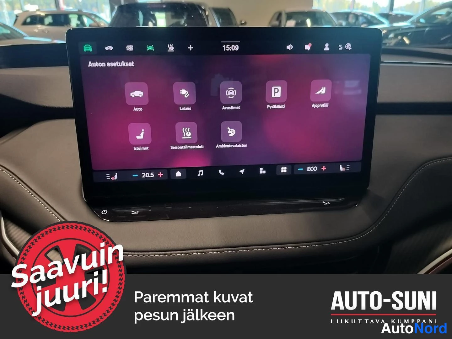 Muu: Keskityöskentely infotainment-näytön Auton asetukset -valikko, jossa kuvakkeet: Auto, Lataus, Avustimet, Pysäköinti, Ajoprofiili, Istuimet, Säleontilmastointi,