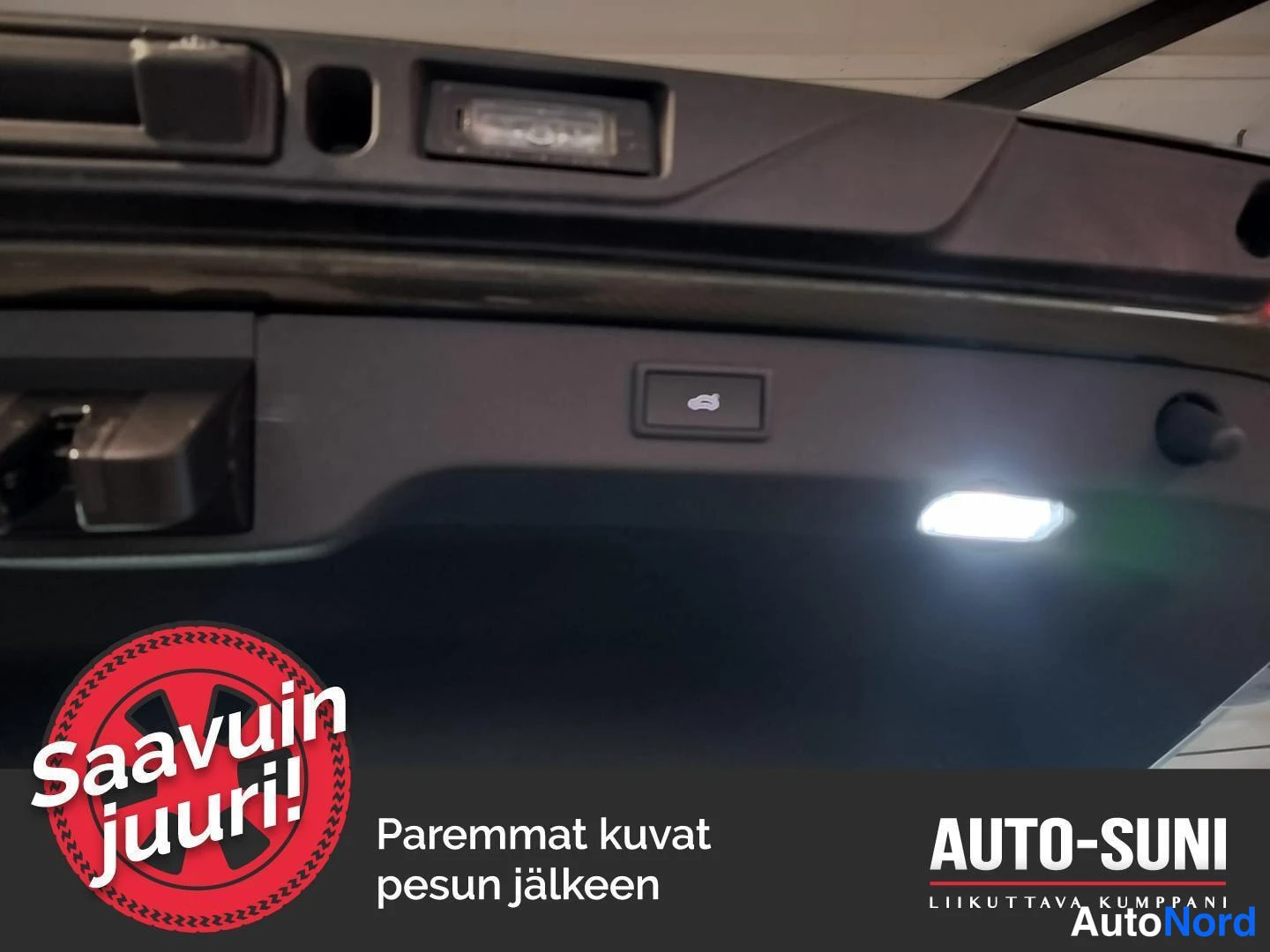 Muu: Avatun takaluukun sisäpinta: kahva, suurantavalaisin ja valaistusnäppäin, tumma sisäverhoilu.