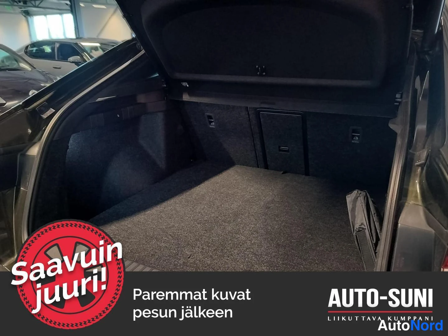 Muu: Autojen tavaratilan sisäosa kannen ja matton; tummat pinnat ja tumma matto.