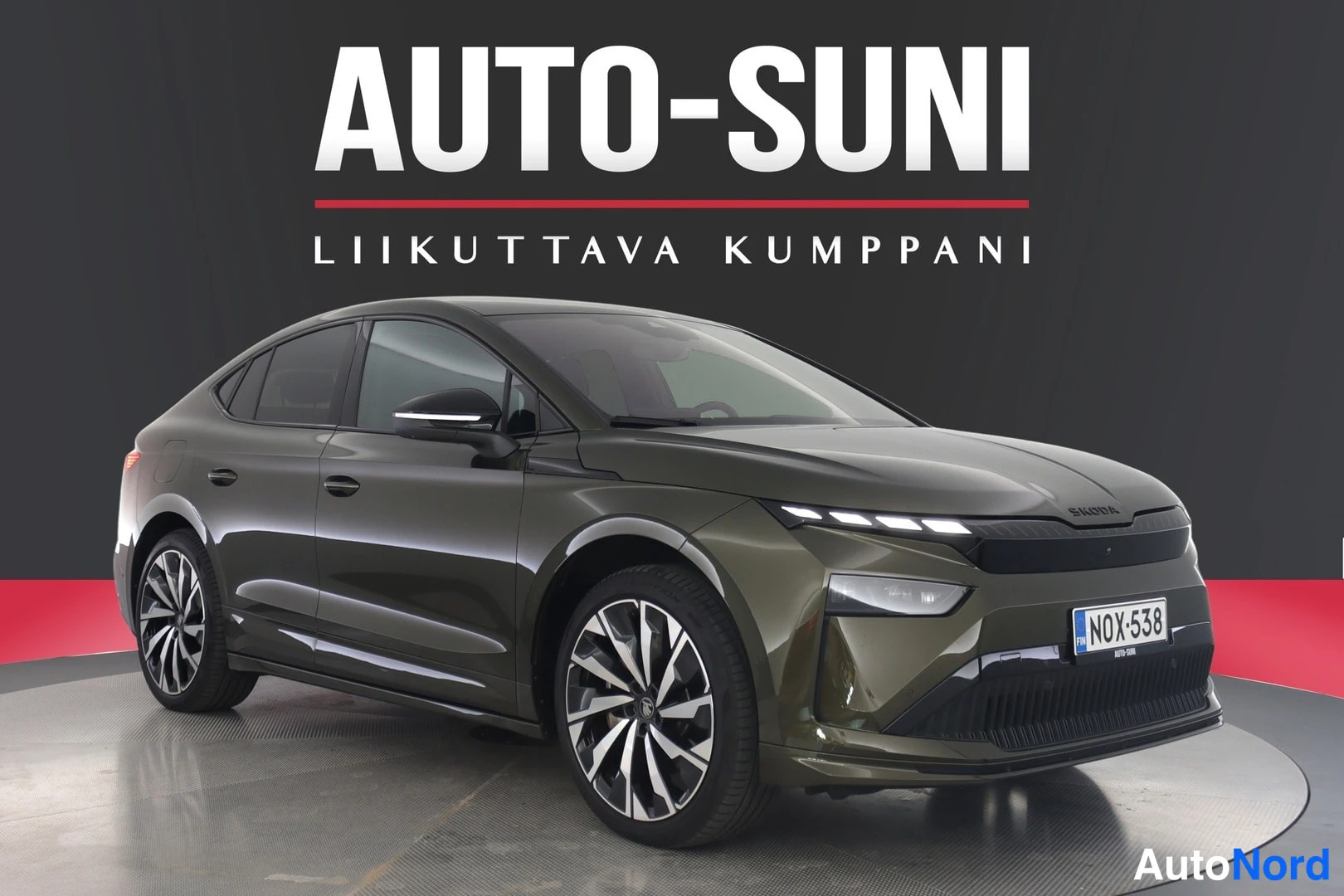 Etuviisto, nokka oikealle: Automobile etunurkka oikealta, tummanvihreä Skoda, rekisterikilpi