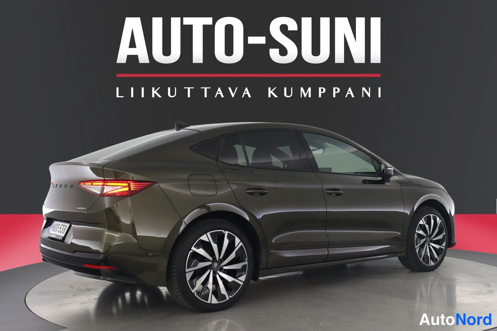 Takaviisto: Automobile takanurkka vasemmalta, tummanvihreä Skoda, rekisterikilpi